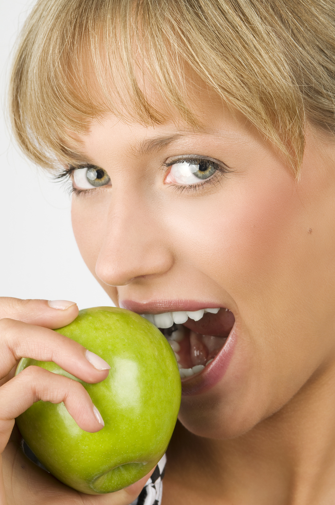 Frau beißt in Apfel